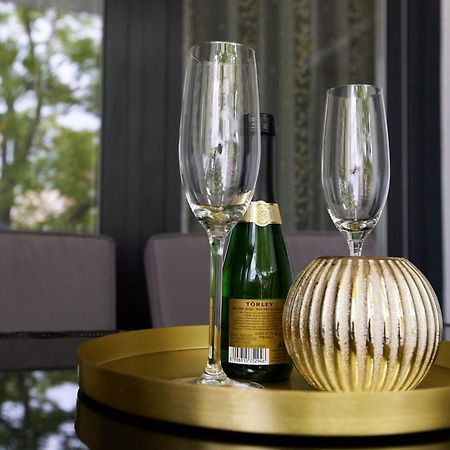Starlight Bronze Szeged- Exclusive Apartment Bagian luar foto
