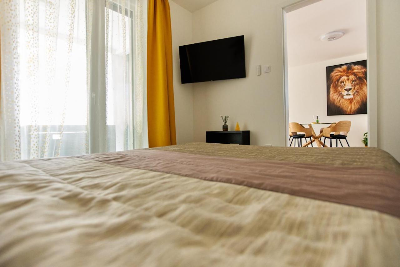 Starlight Bronze Szeged- Exclusive Apartment Bagian luar foto