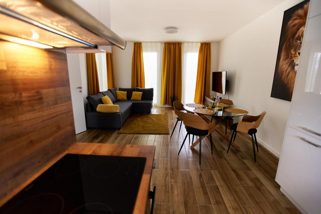 Starlight Bronze Szeged- Exclusive Apartment Bagian luar foto