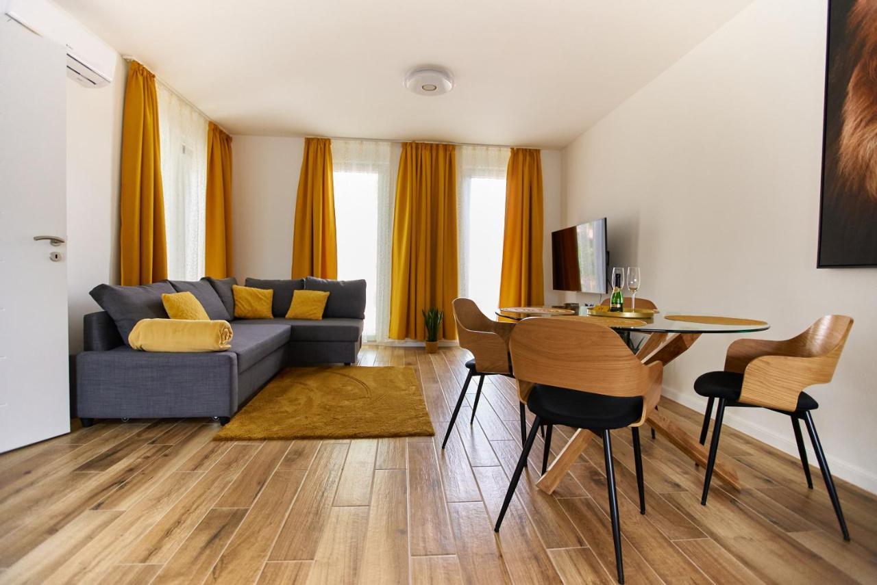Starlight Bronze Szeged- Exclusive Apartment Bagian luar foto