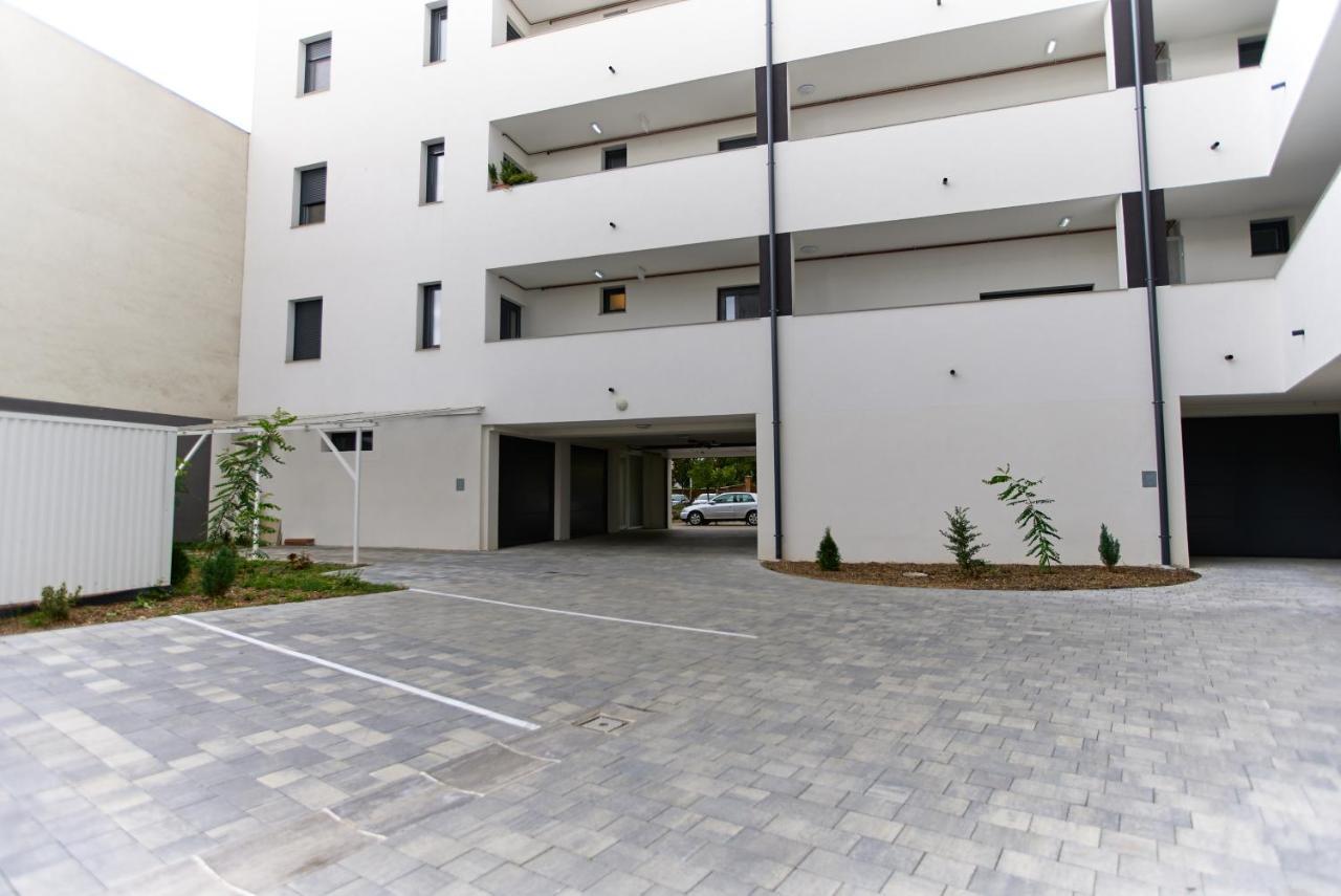 Starlight Bronze Szeged- Exclusive Apartment Bagian luar foto