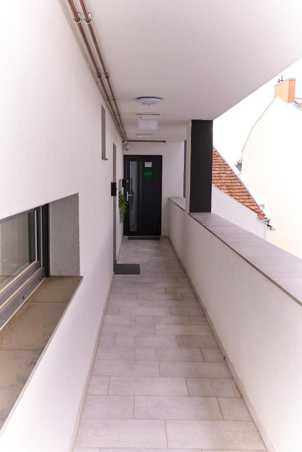 Starlight Bronze Szeged- Exclusive Apartment Bagian luar foto