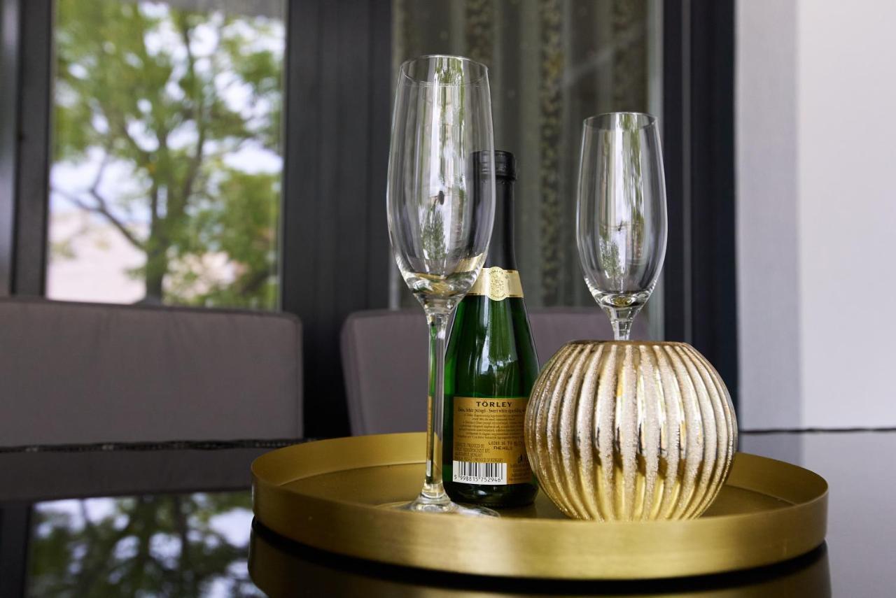 Starlight Bronze Szeged- Exclusive Apartment Bagian luar foto